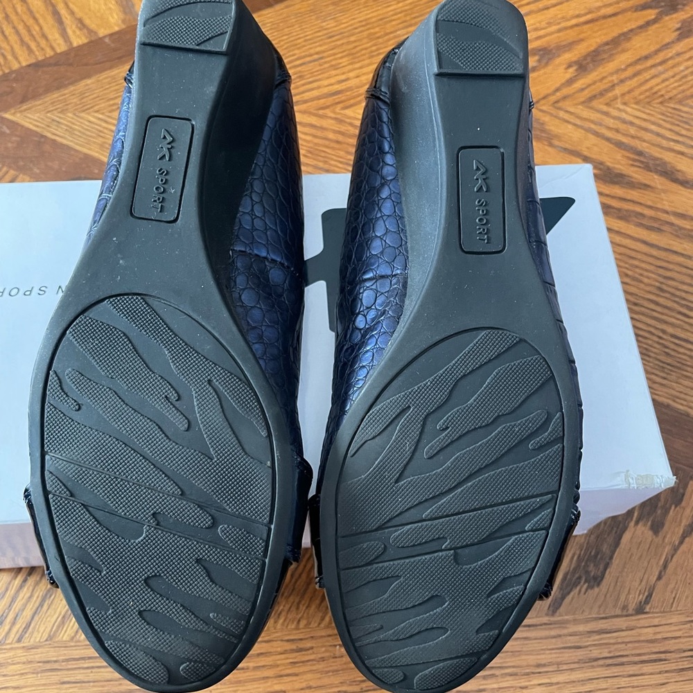 Anne Klein Navy Dress Shoes, Size 7 1/2M - Picture 6 of 6